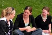 3 Contoh Dialog Bahasa Inggris Terbaik 3 Orang+Artinya